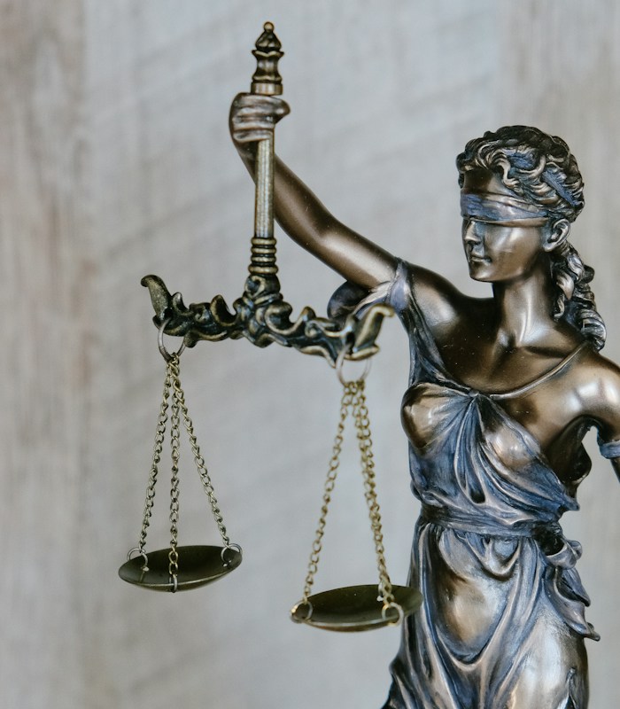Balança da justiça em escritório jurídico