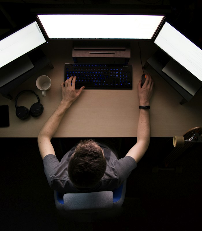 Equipe de tecnologia trabalhando em computadores